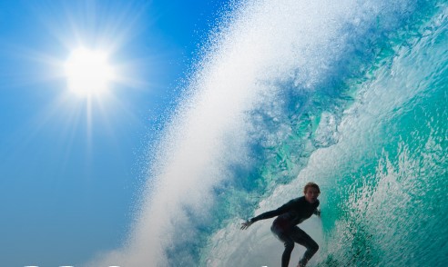 Un surfista bajo una ola