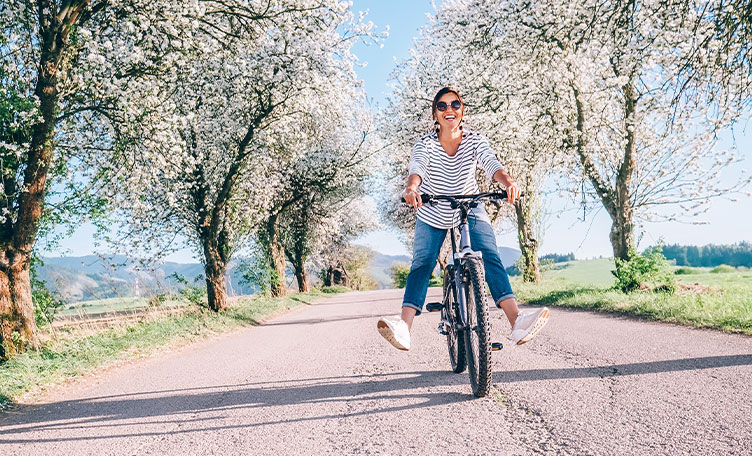 Una mujer montando el bici