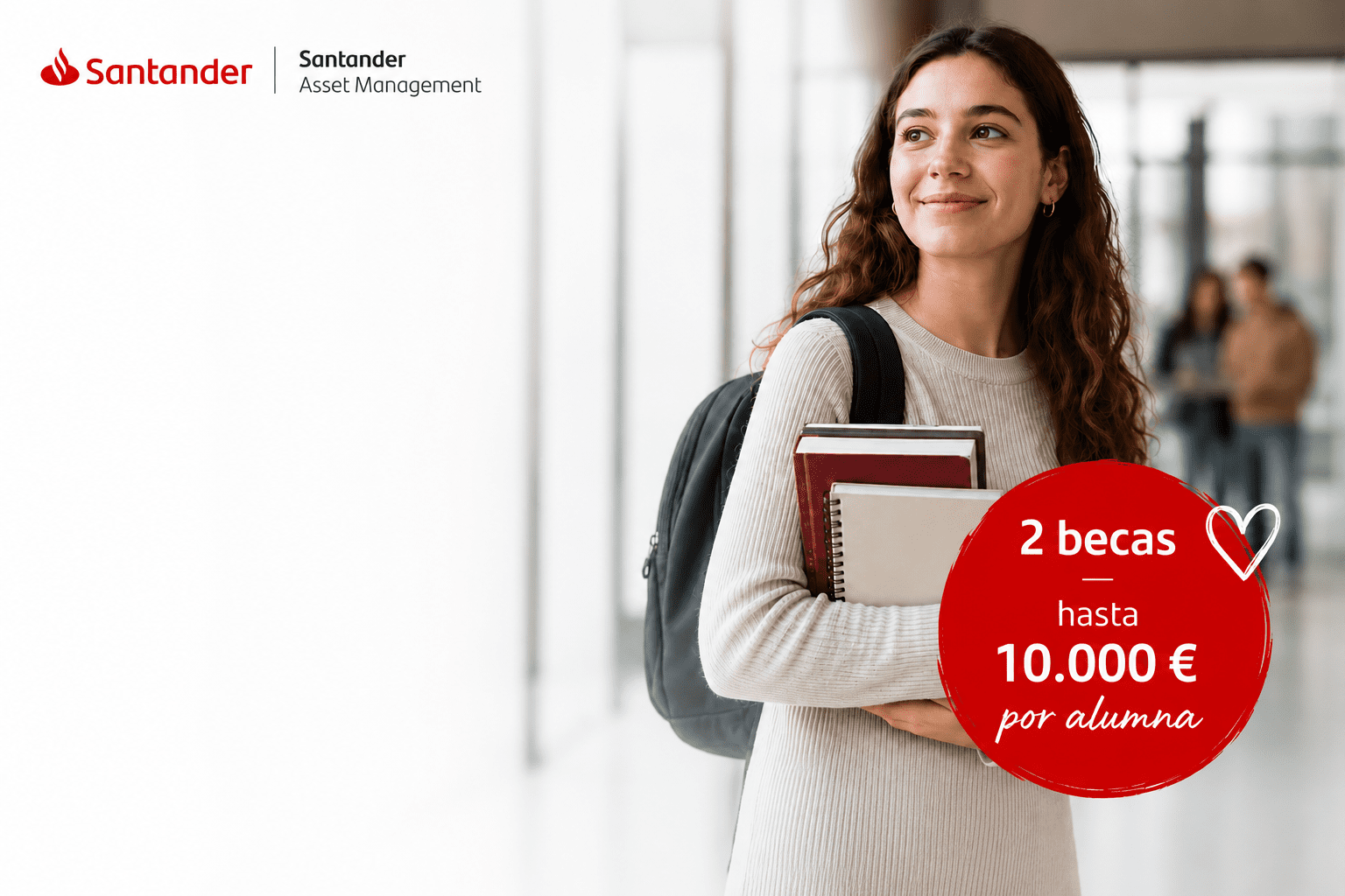 Estudiante universitaria con libros promocionando las Becas Santander Estudios Equality de Santander Asset Management.
