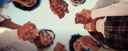 Personas juntando las manos