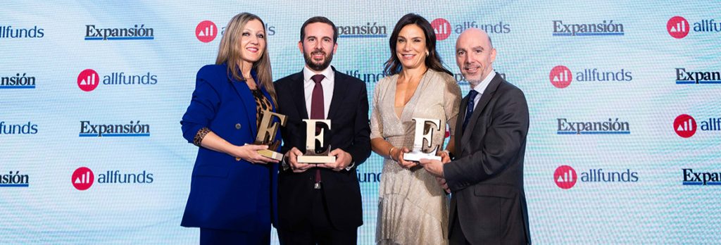 Los ganadores recogiendo sus premios en la gala de los fondos Expansión-Allfunds