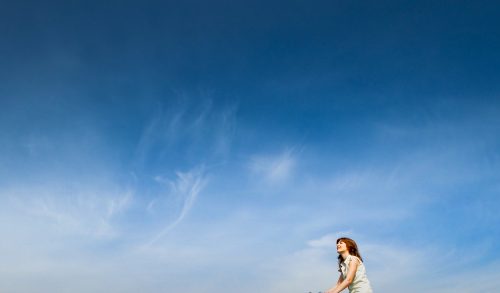 Mujer montando en bici por el campo
