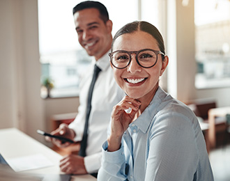 Compañeros de trabajo sonriendo
