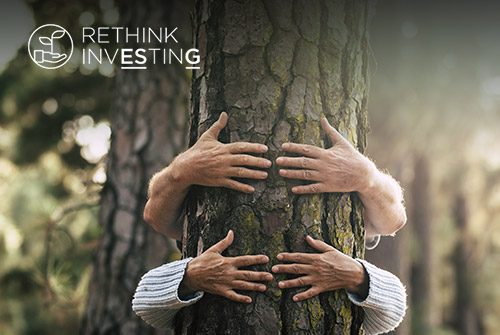 Dos personas abrazando un árbol