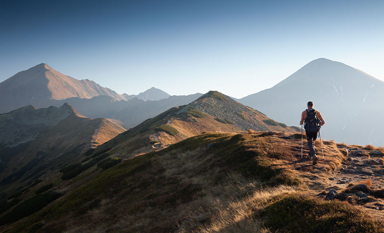 Persona haciendo senderismo por la montaña