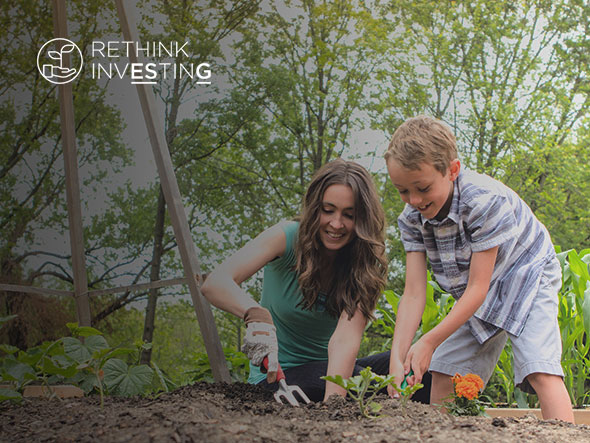 una mujer y un niño plantando plantas