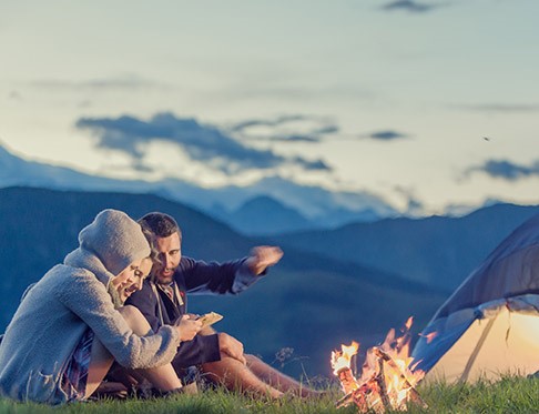 Tres personas acampando en la montaña